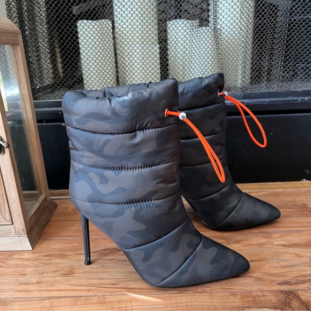Steve Madden Cloak Booties in Camouflage print 
size 7.5